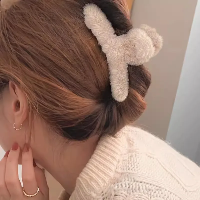 Autumn Winter Plush Versatile Furry Lovely Hair Claw Korean Elegant Style Exquisite Back Head Spoon Shark Hair Clips for Women