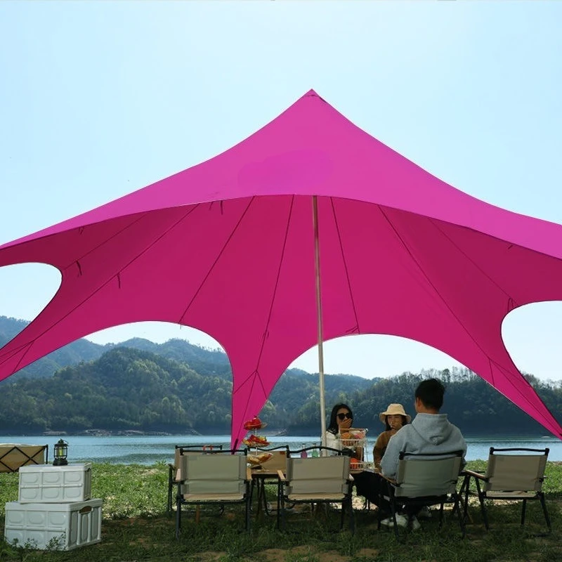 مظلة كبيرة على شكل سحابة مزدوجة وثلاثة قمم وثمانية مخالب باللون الأحمر الوردي لحماية من أشعة الشمس في موقع المشاهير على الإنترنت