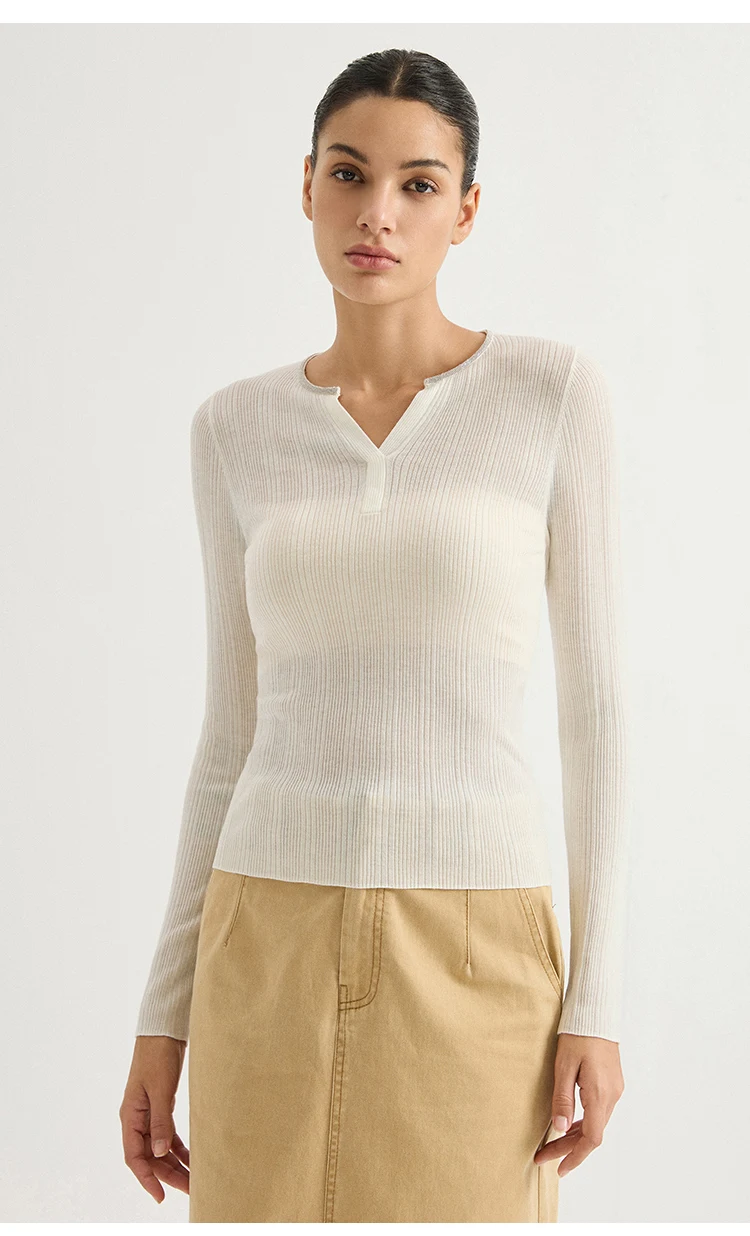 BD3621694 Damen-Pullover mit V-Ausschnitt, figurbetont, aus Naturwollmischung, fein gerippt, langärmelig, mit Metallbesatz, Frühherbst 2026 – Detail 3