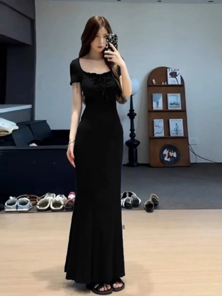 Elegancka czarna francuska sukienka bodycon damska, podkreślająca talię, syreni krój maxi do kostek, jesienna, szykowna, modelująca sylwetkę długa sukienka.
