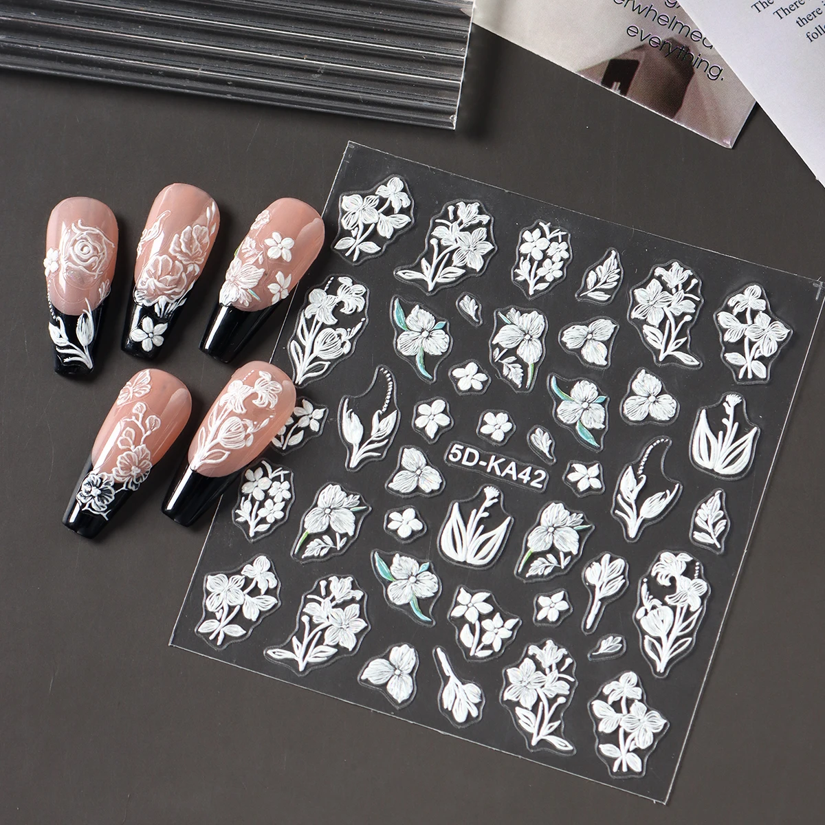 2 قطعة 5D الأبيض تتفتح أزهار زهرة تنقش مسمار الفن ملصقات زهرة الورد فراشة يترك ذاتية اللصق المنزلق الشارات DIY M