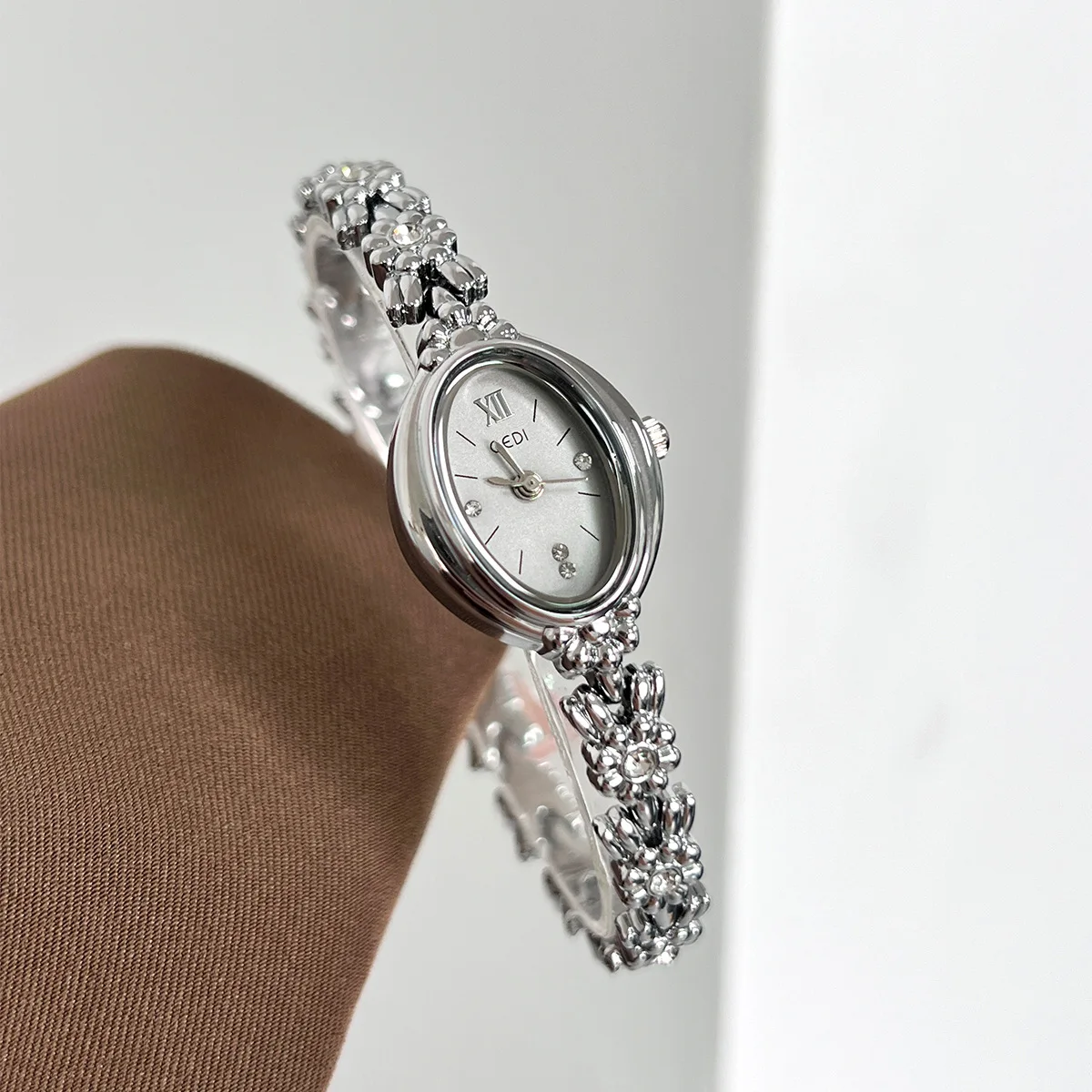 Ladies' Watch Light Luxury Retro Diamond-encrusted High Beauty Bracelet Fashion Exquisite Women's Watches