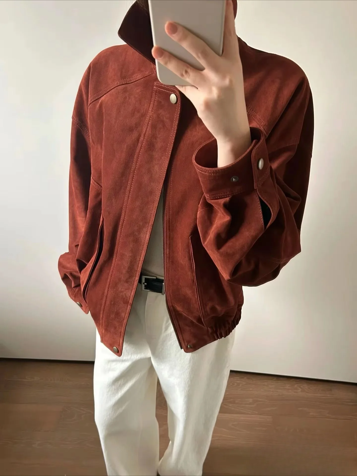 แจ็คเก็ตบอมเบอร์หนังกลับนำเข้าคุณภาพสูงสีแดงสไตล์เรโทรสำหรับผู้หญิง คอเหลี่ยม แขนพับ มีกระเป๋า เสื้อโค้ทหนังกลับแท้ 100%