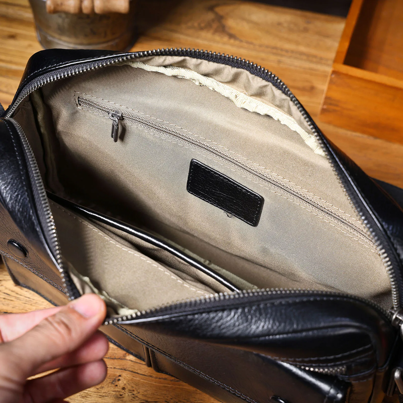 Echte Leder-Brusttasche für Herren, Casual-Umhängetasche aus Rindsleder, Modische Handyhülle, Pflanzlich gegerbtes, gerafftes Leder – Detail 16