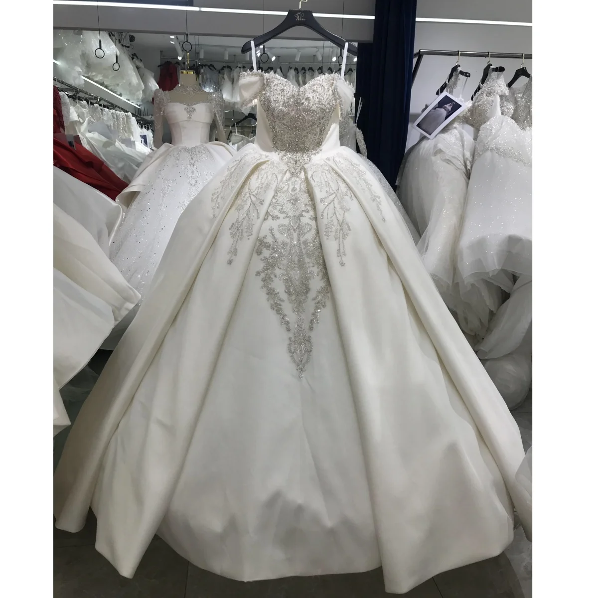 

Kisswhite Xlove Collection Индивидуальное атласное кружевное бальное платье с открытыми плечами Элегантное атласное свадебное платье