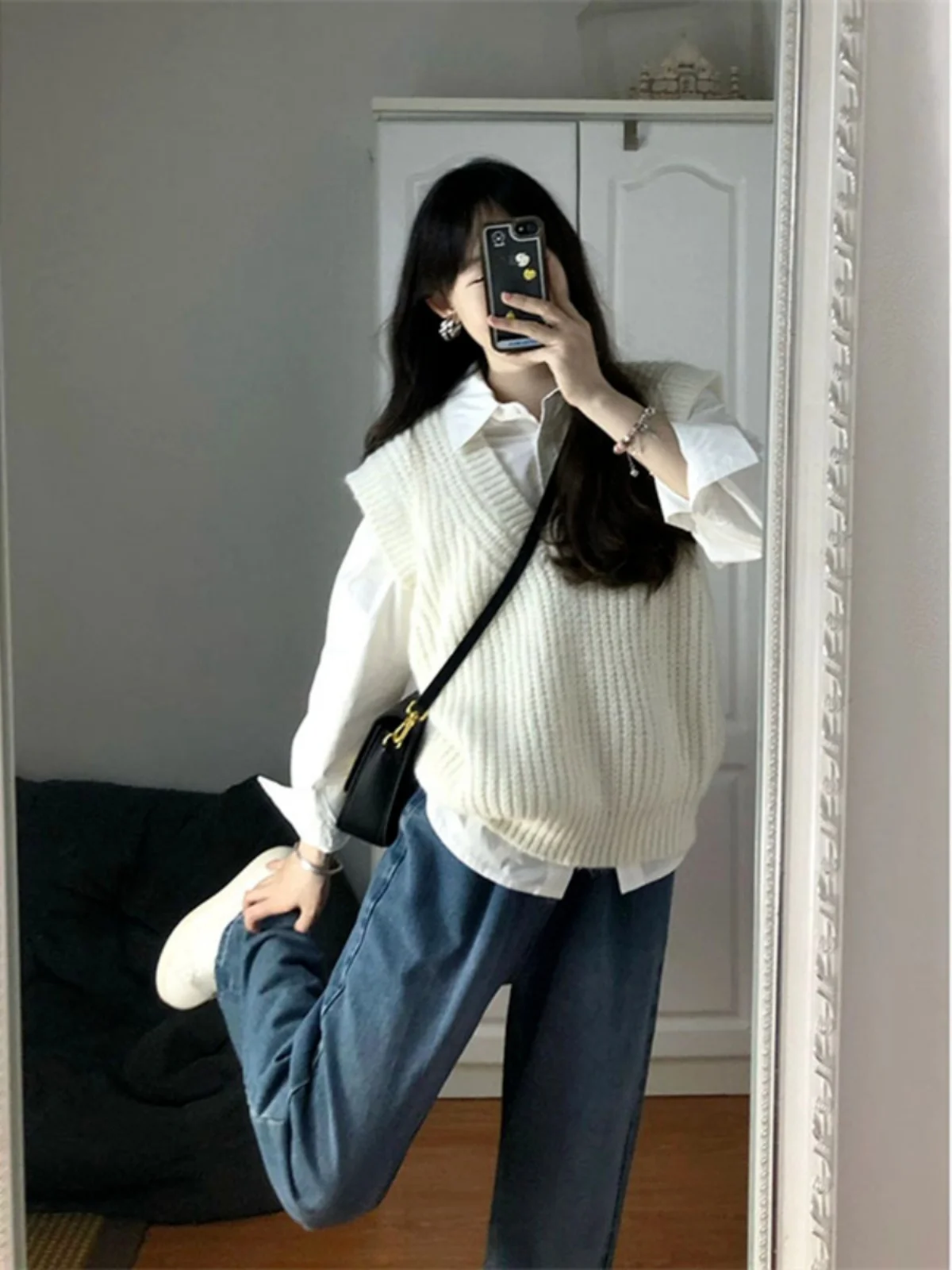 

Белый вязаный жилет для женщин, внутренний слой для многослойных образов, осенний, модный, в университетском стиле, для повседневной носки, с V-образным вырезом, стандартной длины