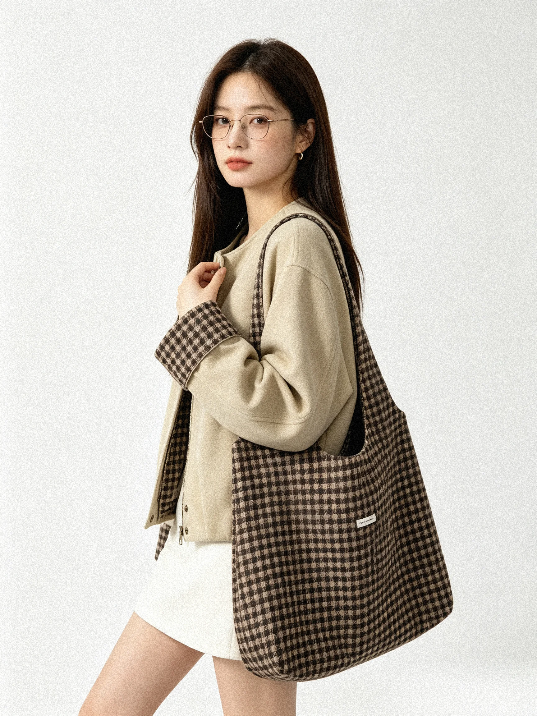 Elegant Short Plaid Woolen Coat 2026 Winter New Style Age-Defying Chic Design Luxury Splicing Square Pattern Youth Fashion