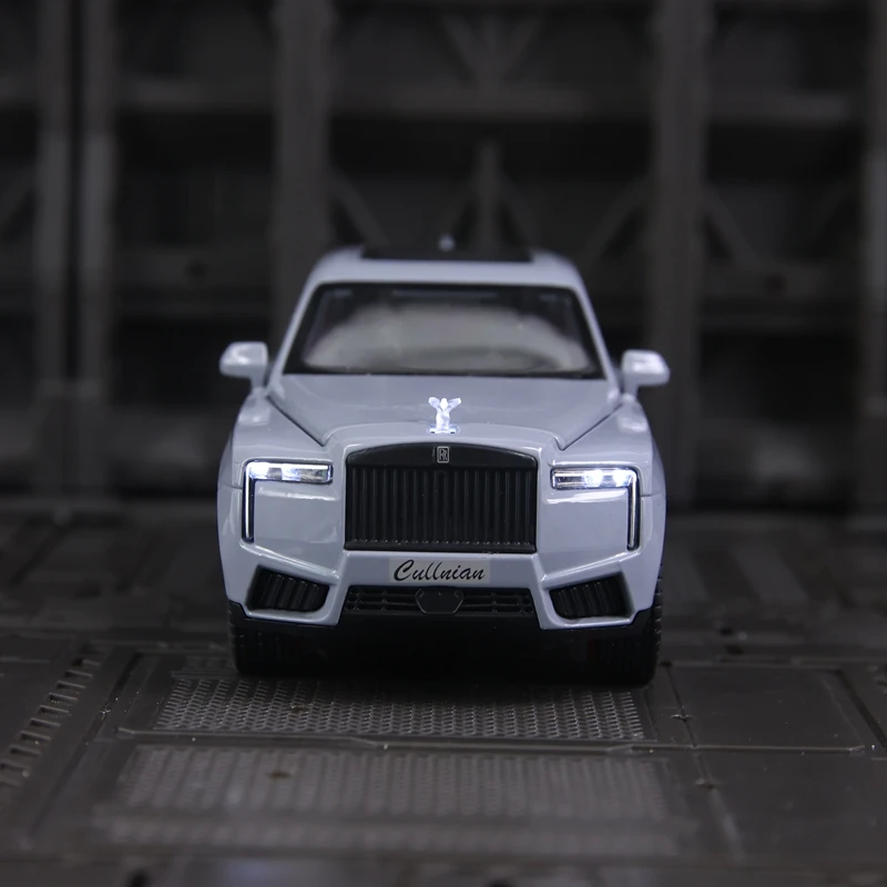 Modelo de sedán de aleación 1:32, adornos de coche, sonido y luz, juguetes regenerativos para niños, puertas y capó del motor, el maletero se puede abrir