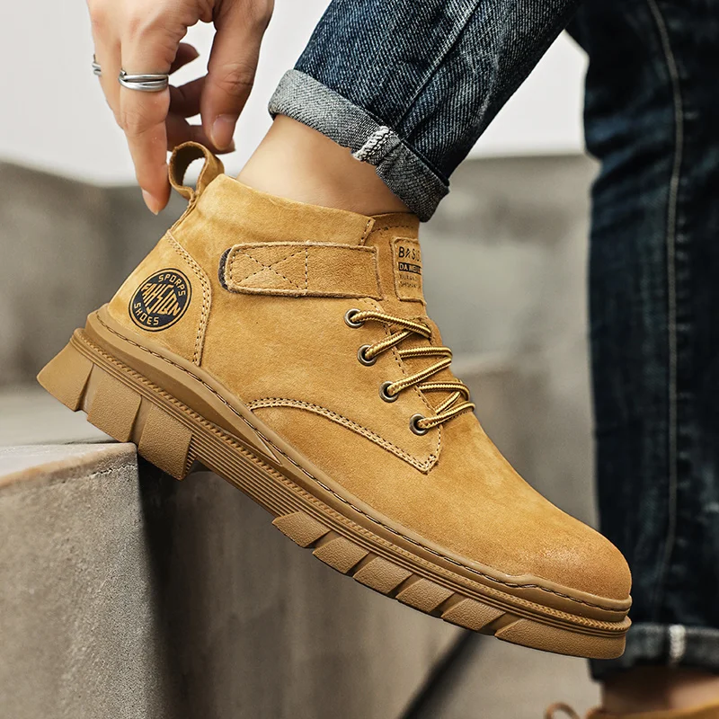 Pareja de botas amarillas grandes de cuero: 2025 nuevos zapatos de otoño e invierno para hombres, botas cortas de estilo británico, bota alta con suela gruesa