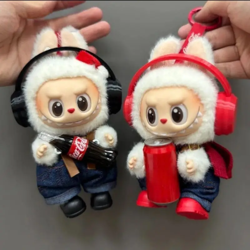 

Labubu Coca-Cola Doll Outfit Headset pe Third Generation Porcelain Doll Bean Milk Dora Pullip Clothes Toy Trendy Sle