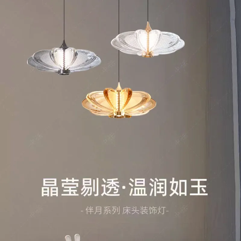 Candelabro de restaurante, luz sencilla y moderna, mesa de comedor redonda de lujo, bar, arte, fondo creativo, pared, dormitorio