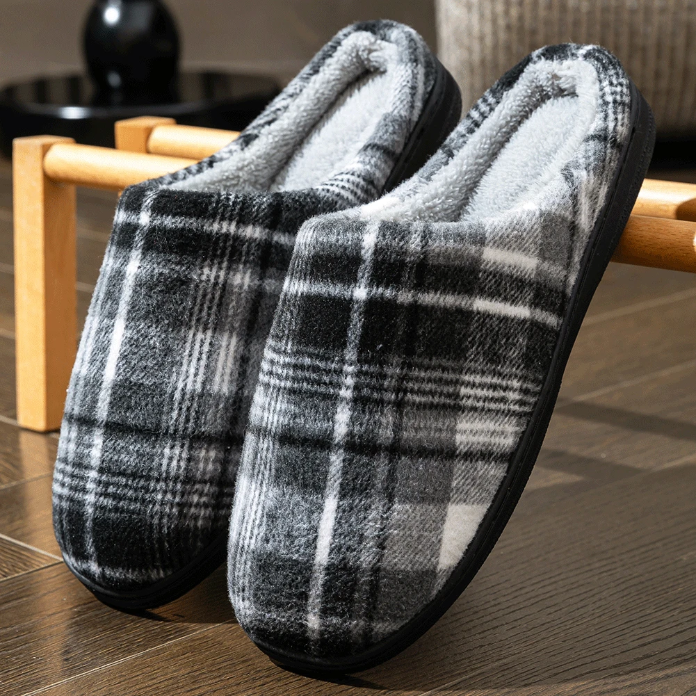Herren-Hausschuhe aus weichem Filz mit Karomuster sind bequeme und warme Wohnzimmerschuhe sowie Winter-Innenschuhe. – Detail 3