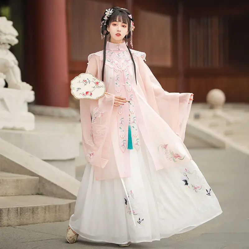 Nowy styl eterycznego Hanfu dla kobiet z 2026 roku, styl dynastii Ming, stójka, efekt chmur na ramionach, 4-częściowy zestaw na wiosnę i lato.