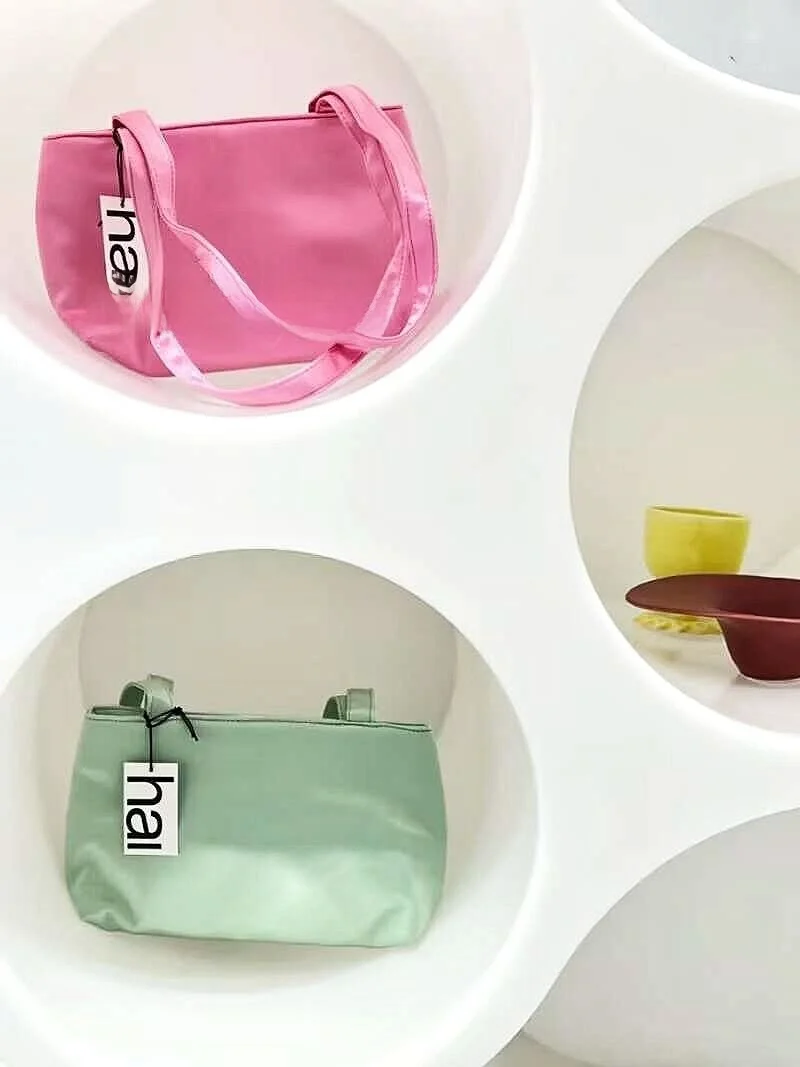 

Hai Шелковая атласная сумка Ретро Универсальная сумка-тоут под мышками Маленькая квадратная сумка Повседневная aron Sle Мягкая полиэстеровая подкладка или...