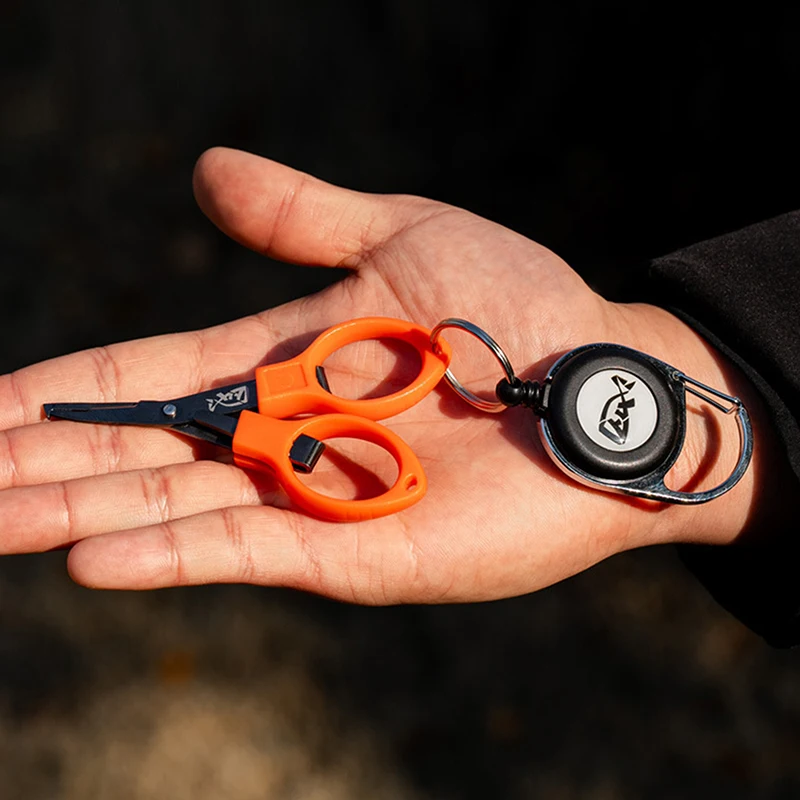 معدات صيد الأسماك الكل في واحد: كماشة صغيرة متعددة الوظائف من الفولاذ المقاوم للصدأ، مقص طُعم قابل للطي، مزيل خطاف الفم المنحني المحمول.