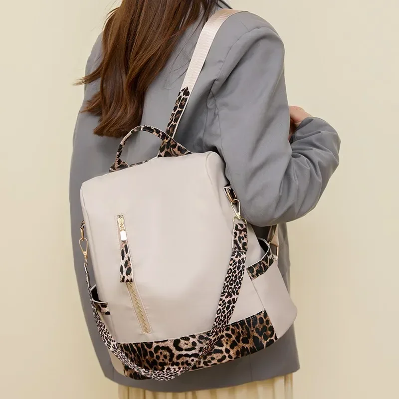 Mochilas informales de nailon a la moda para mujer, mochilas de gran capacidad 2024, con estampado de leopardo Simple, bolsillo Interior con cremallera, mochilas de estilo básico