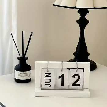 Minimalist Desk Calendar Ornament 5
