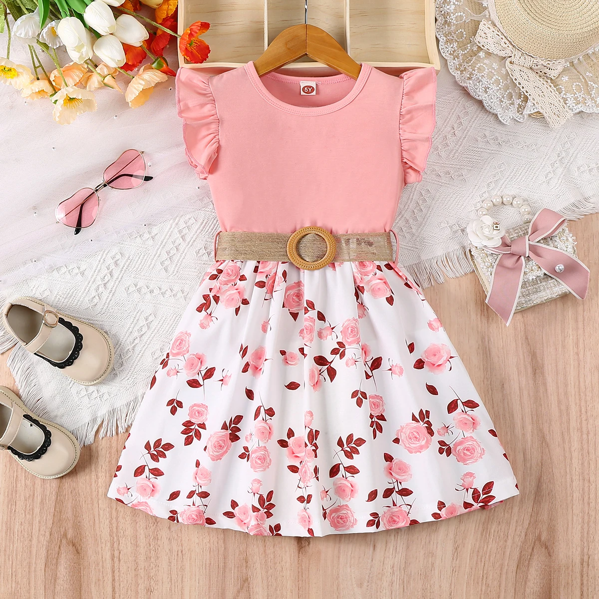Mädchen-Freizeitkleid mit Romantischem Blumenmuster, Kleinen Flügelärmeln, Gerüschten Kanten, Taillenbetonung und Gürtel für den Sommer – Detail 2