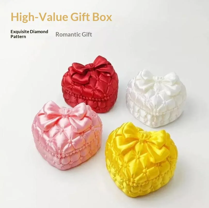 1 Stück Mini-Schmuckbox in Herzform aus Seide mit Schleife, tragbarer Aufbewahrungskoffer für Schmuck auf Reisen und Geschäftsreisen. – Detail 1