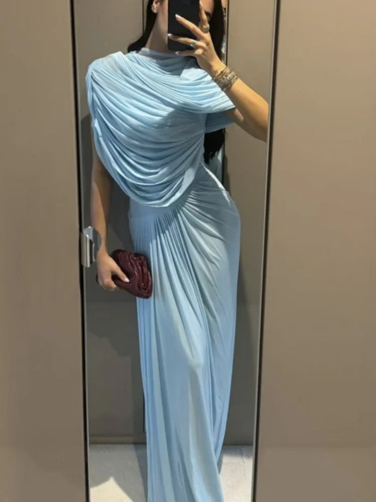 Elegancka sukienka maxi z marszczeniami, asymetryczna, letnia, jasnoniebieska, wyszczuplająca, jasnoniebieska sukienka na imprezę, kobieca, szykowna, wieczorowa, na studniówkę.