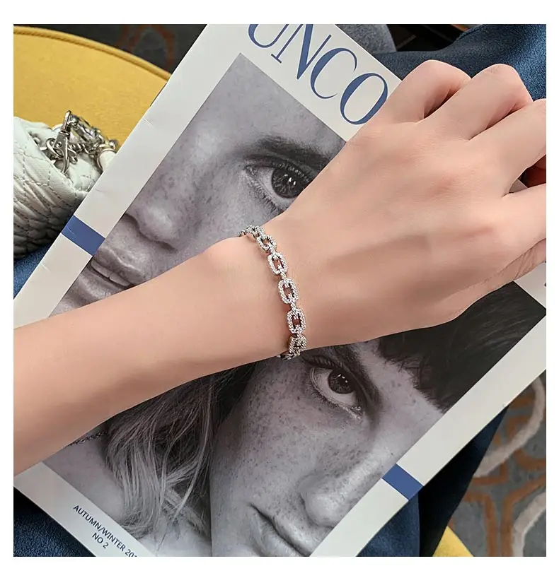 Luxuriöses, mit Mikro-Zirkonen besetztes, 18K vergoldetes Metall-Armband, elegantes Accessoire für Damen, trendiger Schmuck für Weihnachtsfeiern. – Detail 13