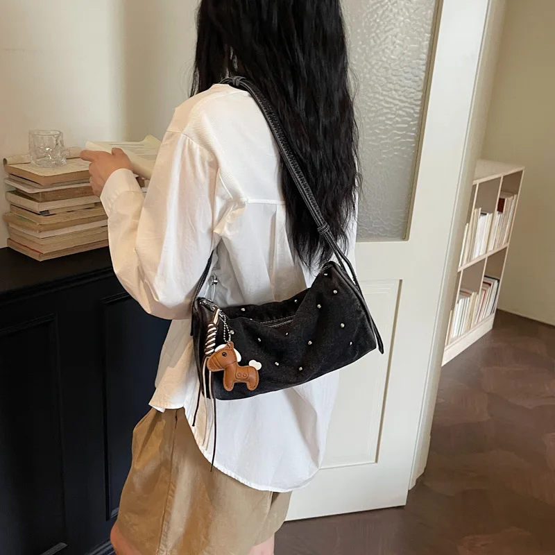 Gewaschene Denim-Umhängetasche mit Nieten und Taschenanhänger, Damen-Schultertasche mit Metallnieten, Lässige Vielseitige Handtasche, Pendler-Geldbörse – Detail 12