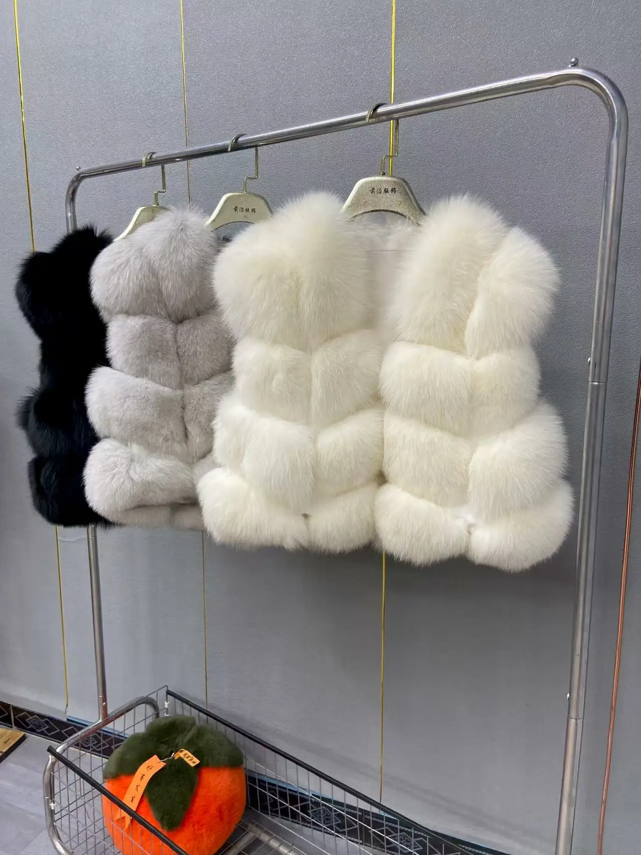 2025 Hot Fashion Women Real Fox Fur Vest Sleeveless Gilet Short Natural Fur Jacket