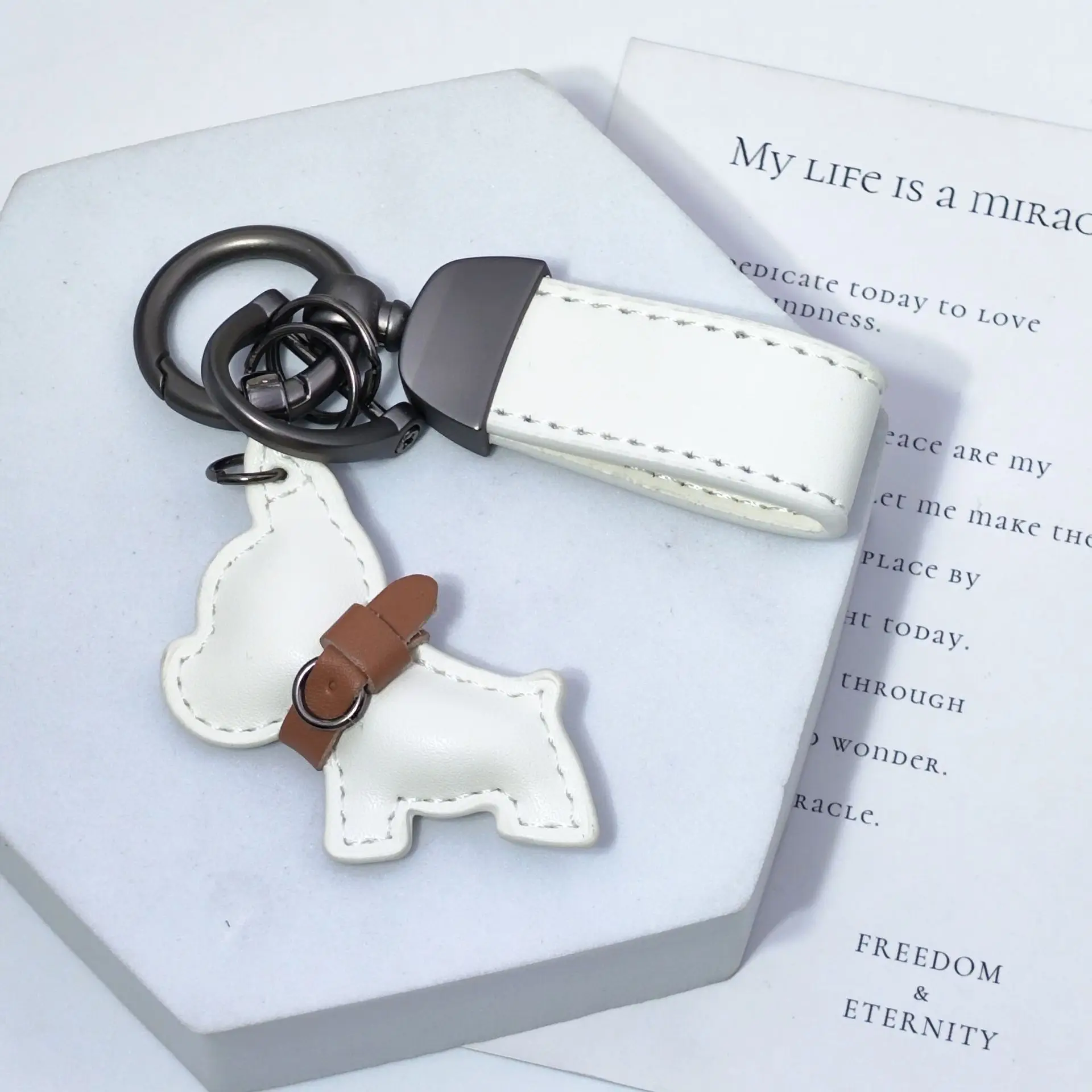 Trendiger Leder-Schlüsselanhänger mit Französischer Bulldogge, Handgefertigter Original-Auto- und Taschenanhänger, Niedlicher Cartoon-Schlüsselring, Anhänger-Accessoire, Geschenk – Detail 11