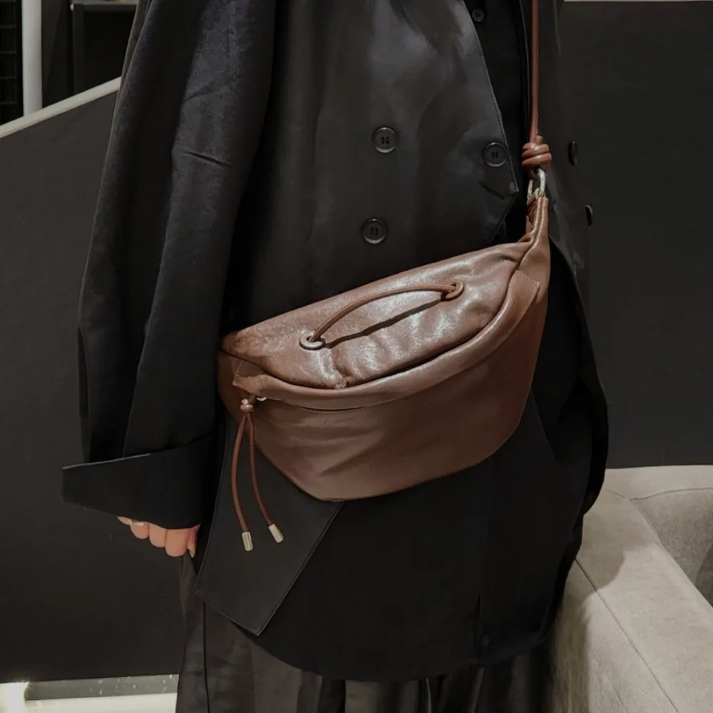 

2025 New Niche Vegetable Tanned Sheepskin Messenger Bag Men's Women's Same Waist Bag Casual Fashion Dumpling Soft Breast Bag