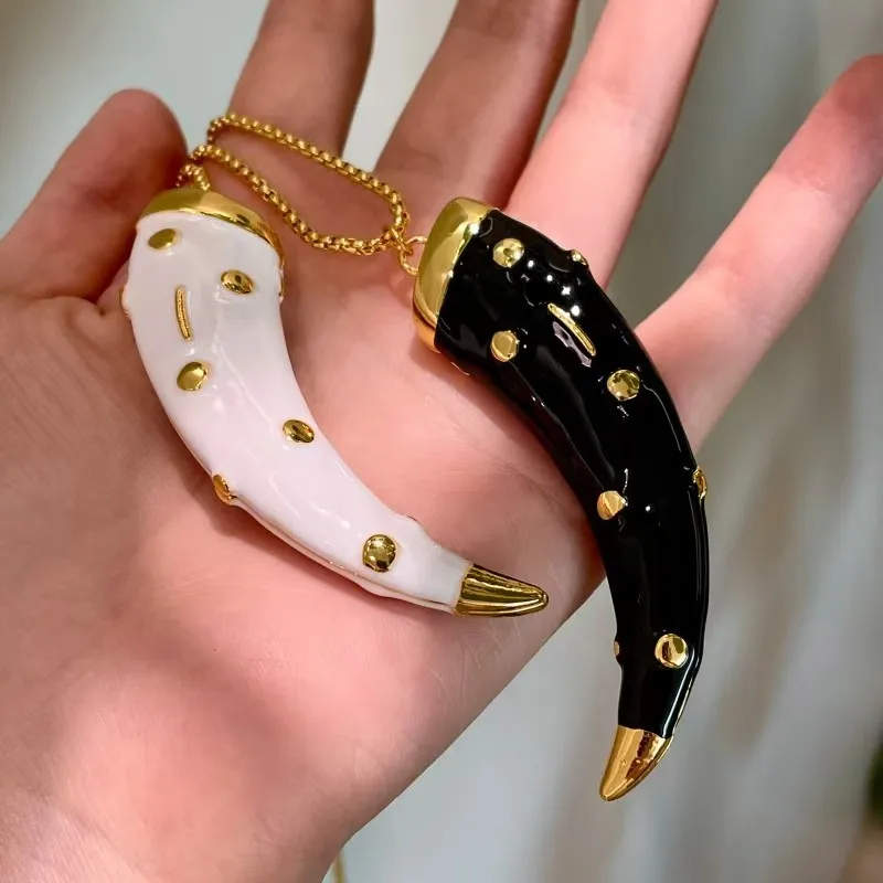 

2026 New Double-Sided Metal Horn Pendant Necklace for Women Vintage High-End Feel Long Sweater Chain Daily Accessory