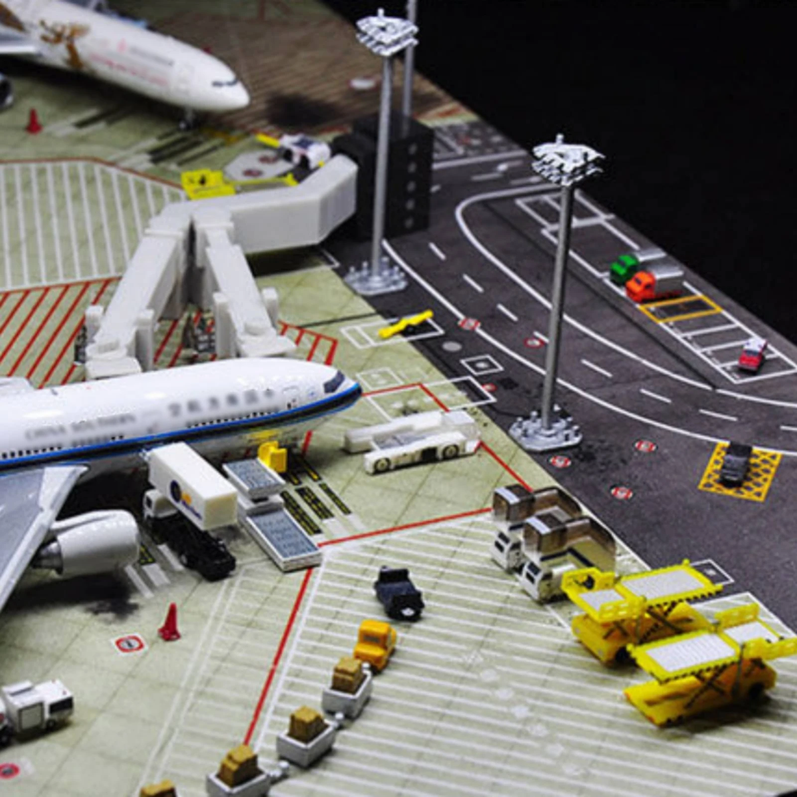 8 Pieces Airport Pole Light Model 1:400 Scale Scenery Accessory for Hobbyists, Terminal Layout, Aircraft Display