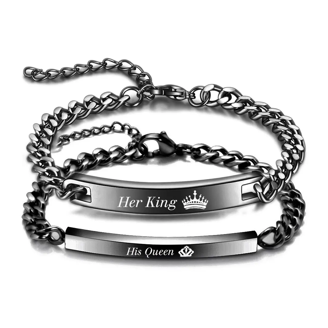 Ein Paar personalisierte 7-mm-Paararmbänder aus glattem Edelstahl mit Krone und Glückslogan