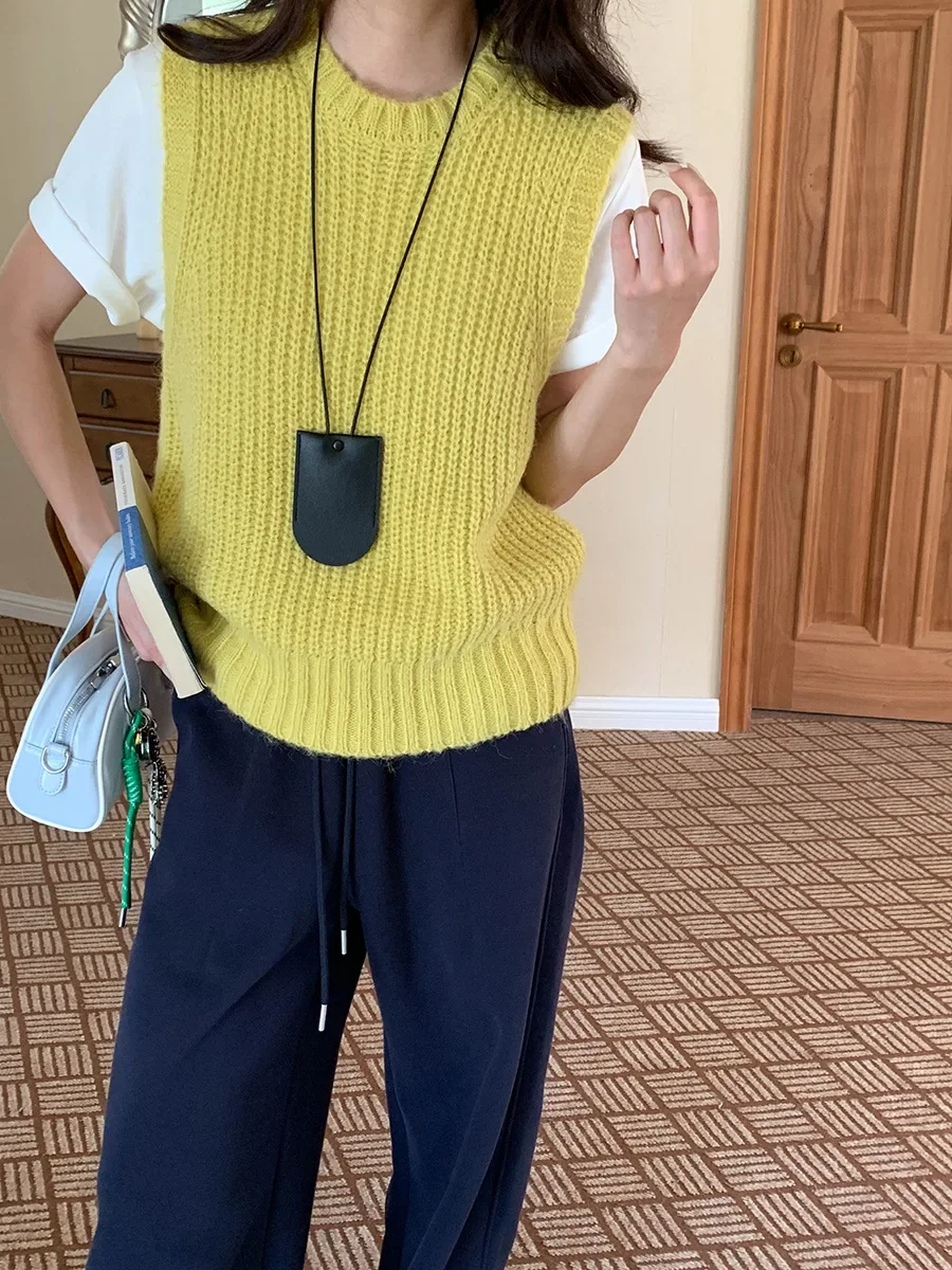 

New Autumn Simple O-Neck Knitted Vest Women's Sleeveless Sweater Fashionable Minimalist Style Warm Outerwear
