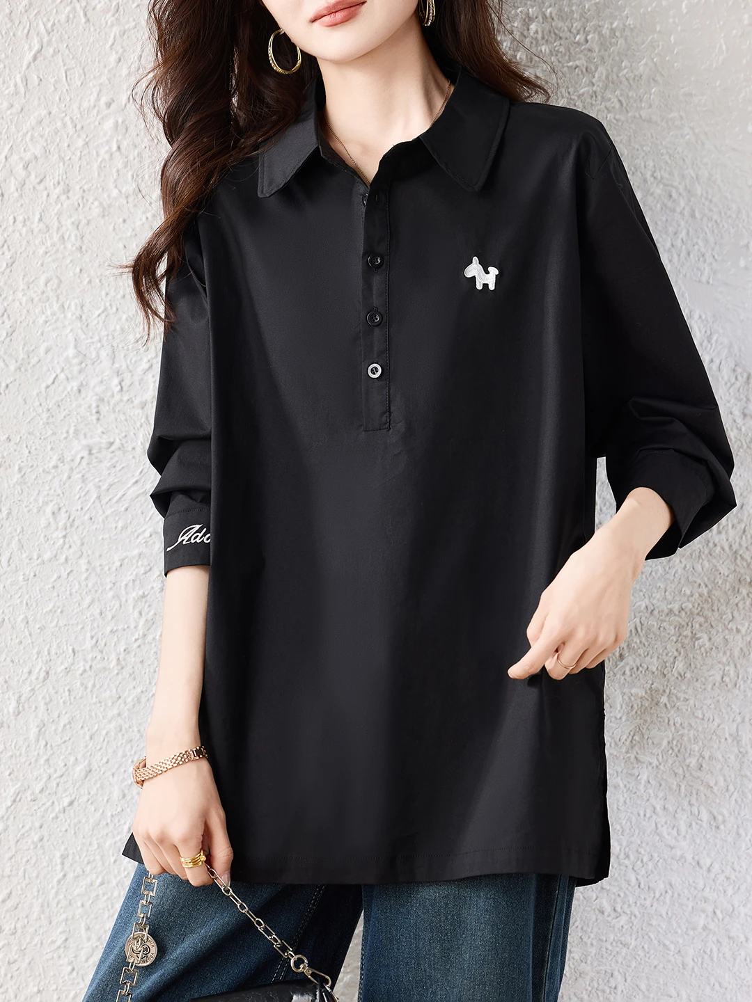 

Весна 2026: Новая женская свободная рубашка в корейском стиле с вышивкой, боковыми разрезами, эффектом похудения, длинными рукавами, воротником и застежкой на пуговицах средней длины