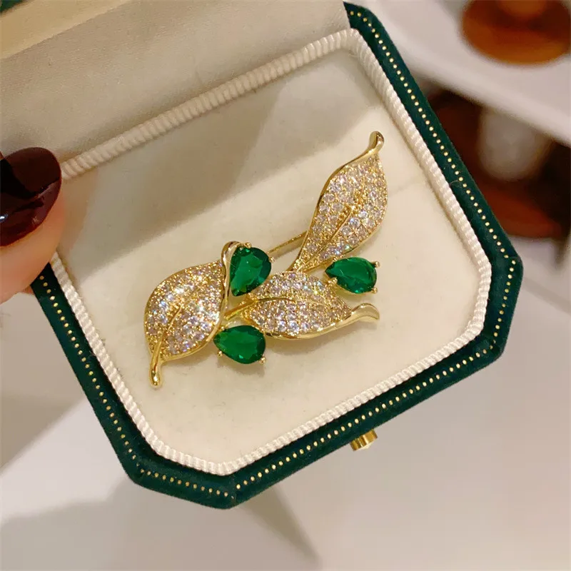 CC Retro Coat Pins Leaf Shape Full of Zirconia Imitation Emeral Brooches High-end Metal Pin Super Flash Buckle Shining Charm B88