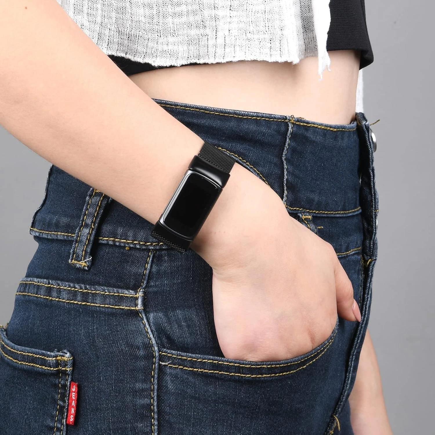 ملابس يومية. ارفع مظرتك مع سوار المعصم المذهل والأنيق والمكرر الذي يعزز السحر والأناقة. مثالية لجي #5