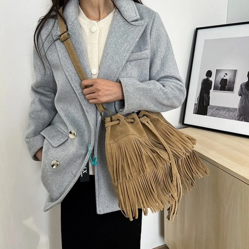

Korean Style Tassel Shoulder Bag PU Leather Solid Color Suede Handbag Ethnic Style Large Capacity Drawstring Bucket Bag Travel