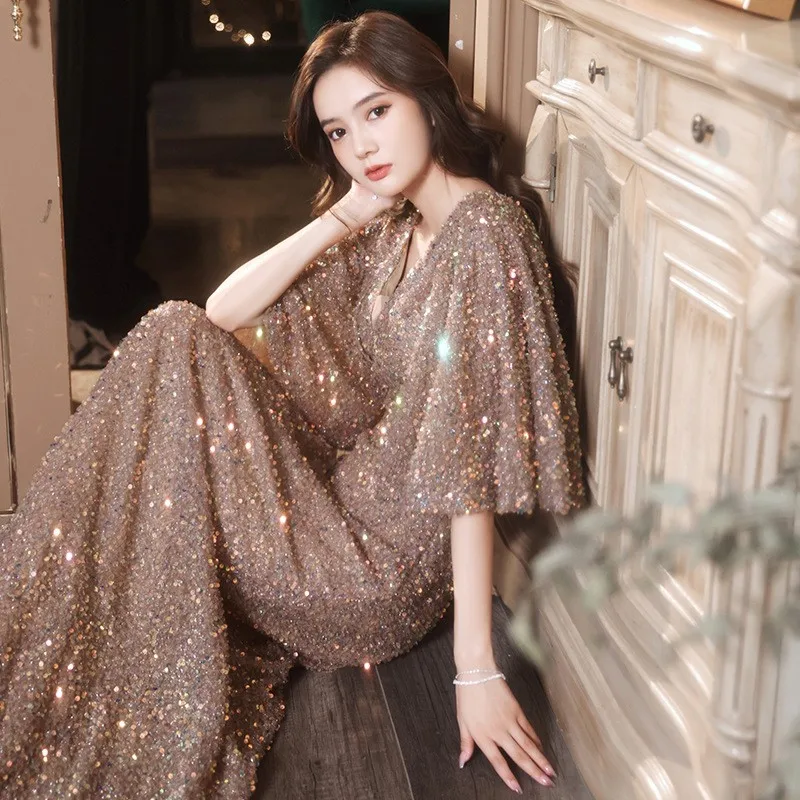 

A new long dress with short-sleeved collar for hosting banquets