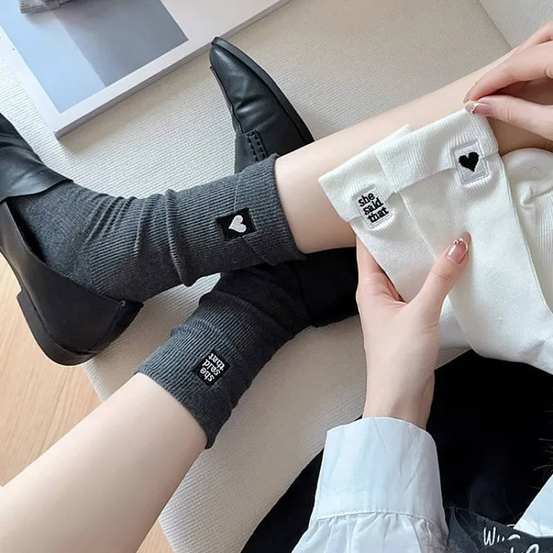 

Женские дизайнерские носки до середины икры из чистого хлопка с вышитыми буквами в форме сердца, модные универсальные носки в японском студенческом стиле