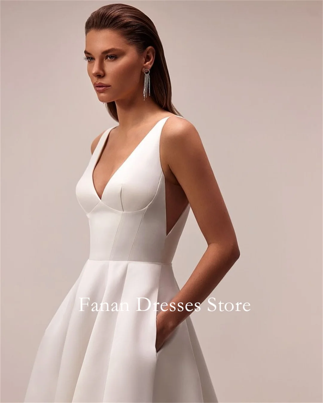 Fanan ลึก V คอ Ivory A-Line ชุดแต่งงานแขนกุดที่กําหนดเองซาตินง่ายความยาวชั้นชุดเจ้าสาว Vestidos De Novia