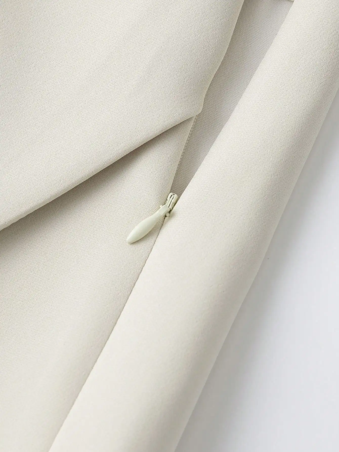 Saia Assimétrica Creme para Mulheres com Fecho de Zíper Lateral