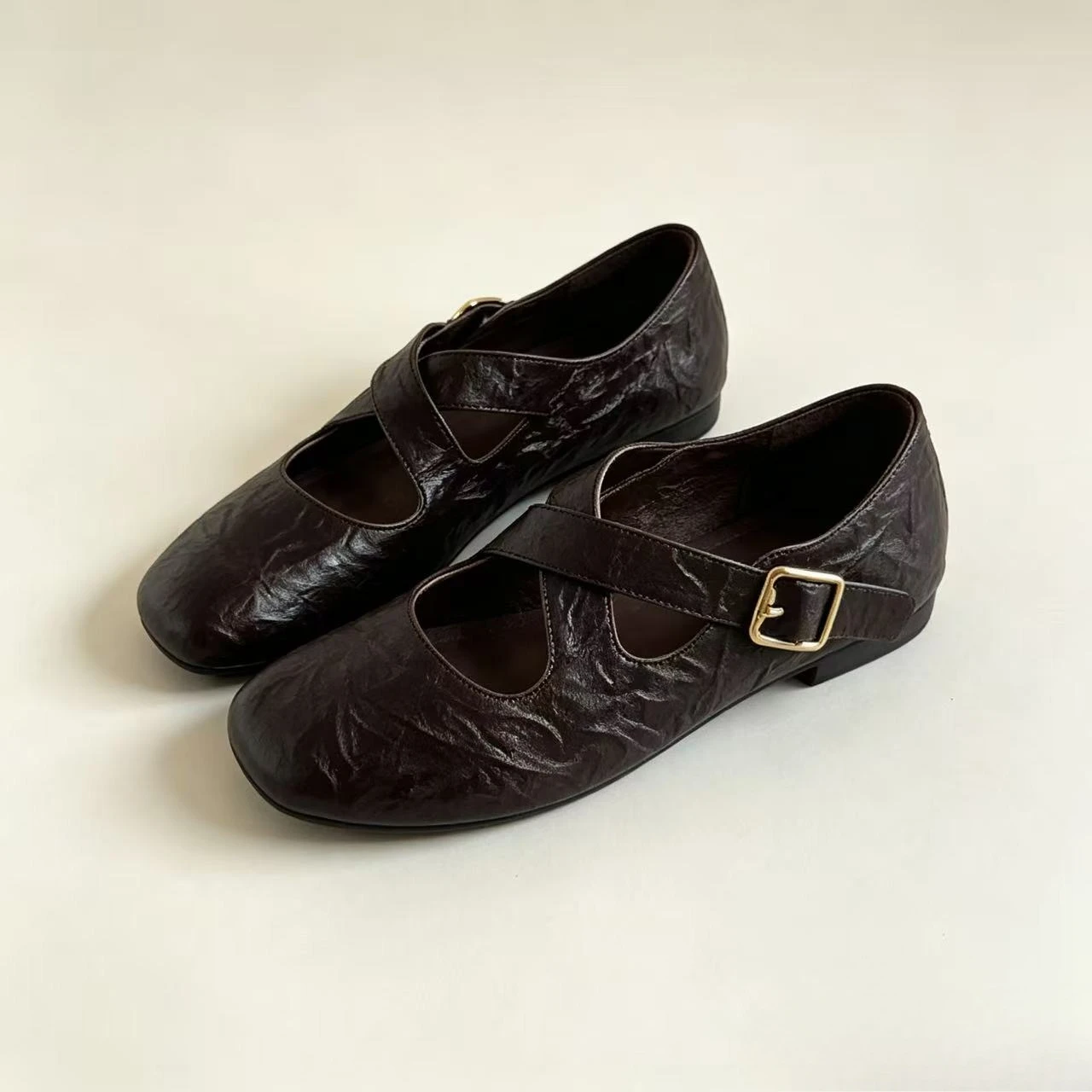 Pleated Leather Cross Strap Mary Jane Flats Round Head Gold Buckle Soft Flats Ladies Vintage Casual Everyday Ballet Shoes