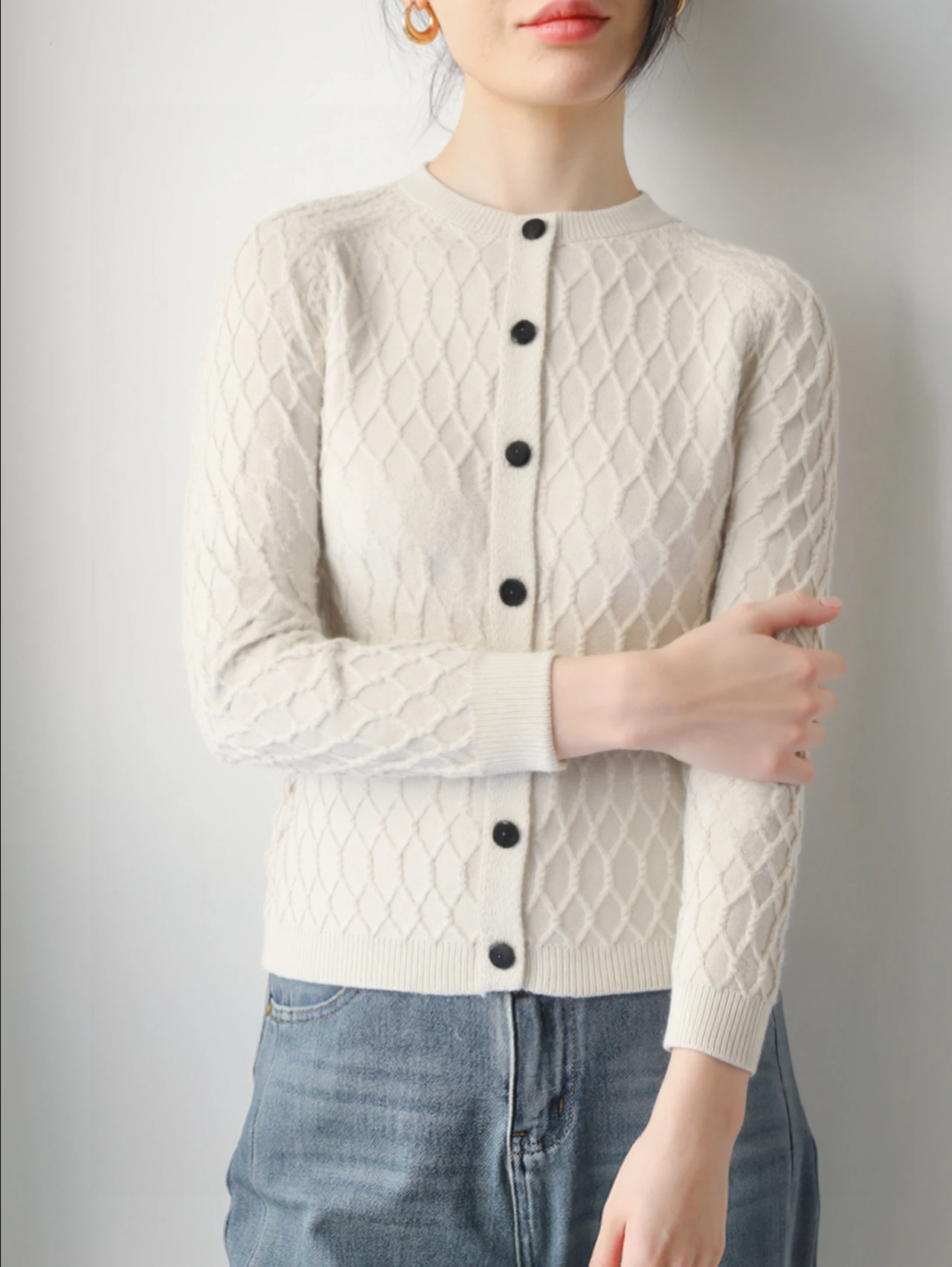 

Осенне-зимний свитер для женщин, дизайнерский вязаный кардиган, повседневный и модный универсальный топ, элегантный и стильный для повседневного ношения и дат, женская верхняя одежда