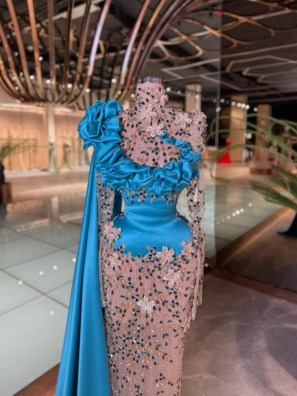 

Statement Long Sleeved Evening Dress Exquisite Round Neck Crystal Party Gown Glamorous Floor Length Party Dress فسات