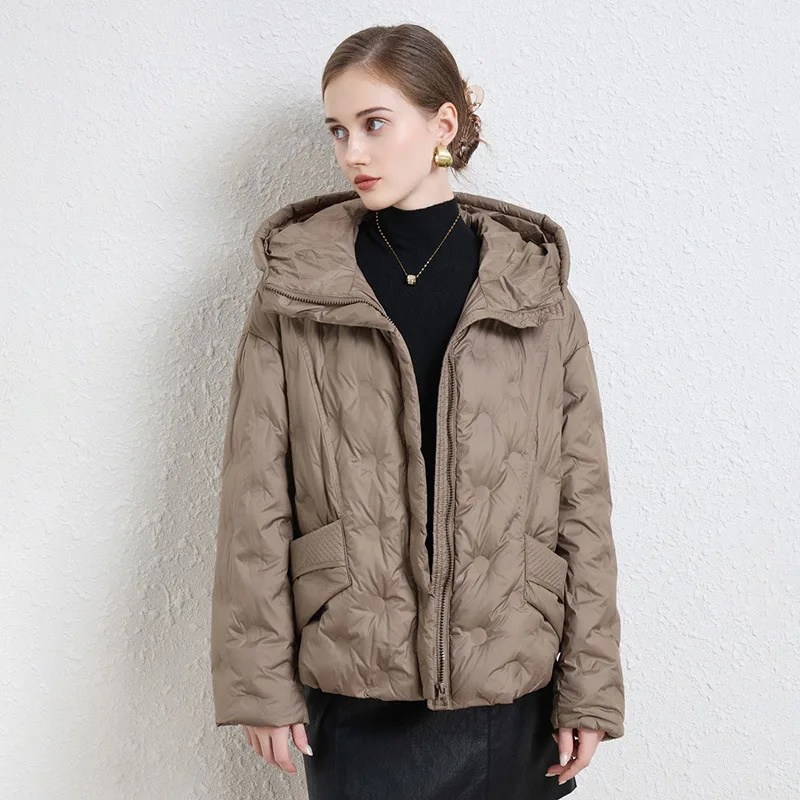 سترة نسائية لخريف وشتاء 2025 بغطاء للرأس سترة بيضاء مبطنة بالبط