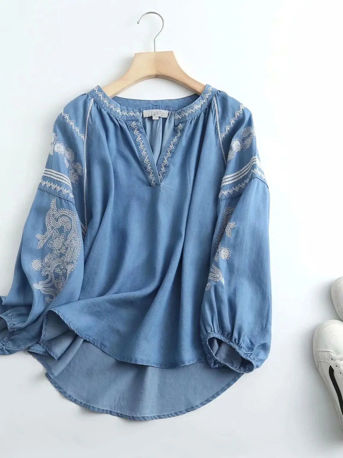 

Весенняя женская хлопковая джинсовая рубашка с вышивкой, повседневная, с V-образным вырезом, коротким рукавом, приталенная, тонкая модель, без стрейча, А-силуэт