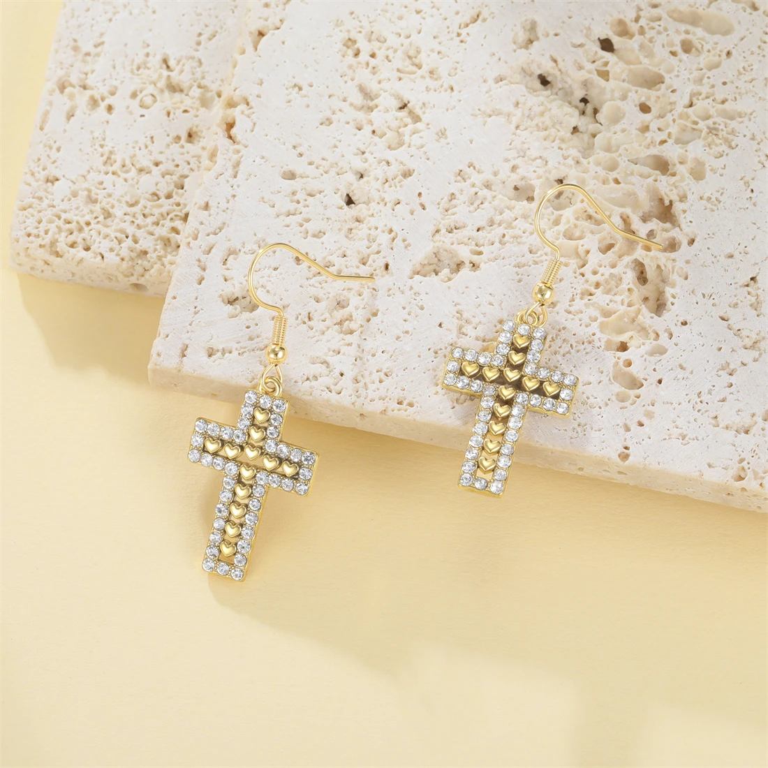 Eueavan Strass-Kreuz-Ohrhänger aus Edelstahl, 18K vergoldet, christliche Glaubens-Ohrringe, klassisches Amulett-Schmuckstück, Geschenk – Detail 7