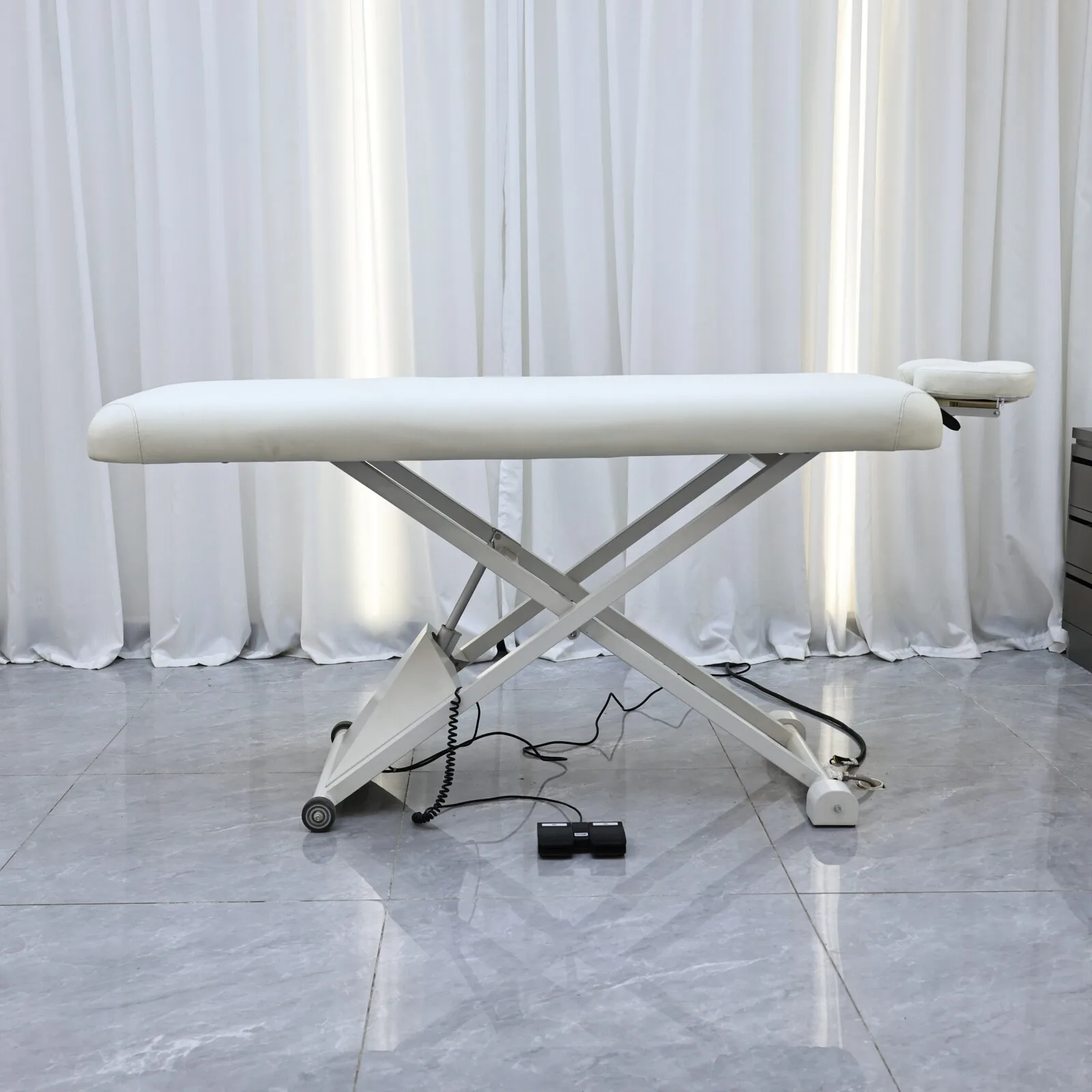 Extrem einfache, windbetriebene elektrische Kosmetikliege, hochwertige Spa-Liege für Schönheitssalons, Therapieliege mit Fußpedalsteuerung, verstellbar. – Detail 4