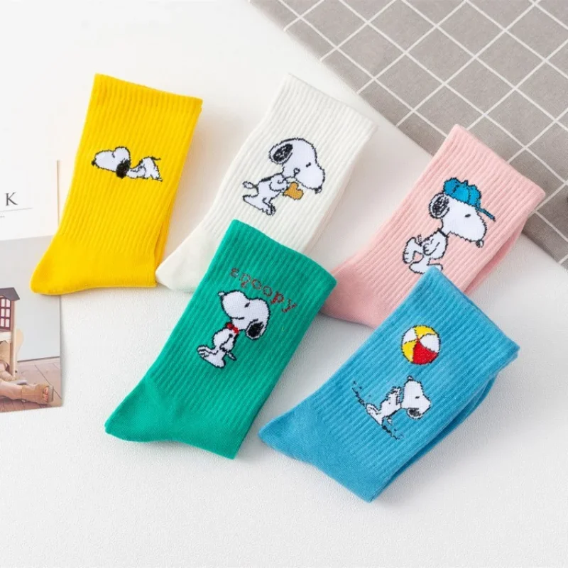 Calzini da donna Snoopy calze da cartone animato per ragazze calze elastiche morbide e traspiranti di tendenza del tubo centrale calzini da strada