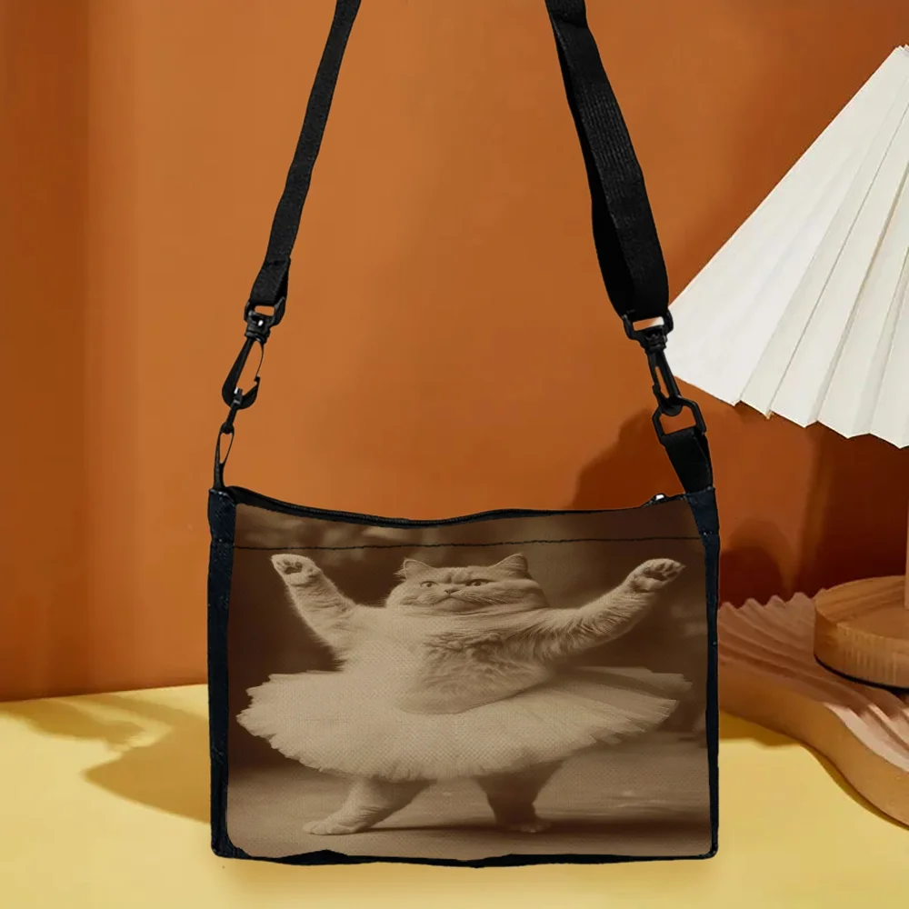 

Кошачья балерина, ретро-плакат, регулируемые лямки, можно стирать в руках — обязательный пакет для ежедневных поездок на работу